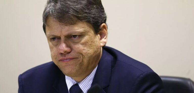 O negócio é privado, a crise é pública