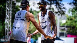 Evandro e Arthur vão às quartas do Mundial de Vôlei de Praia