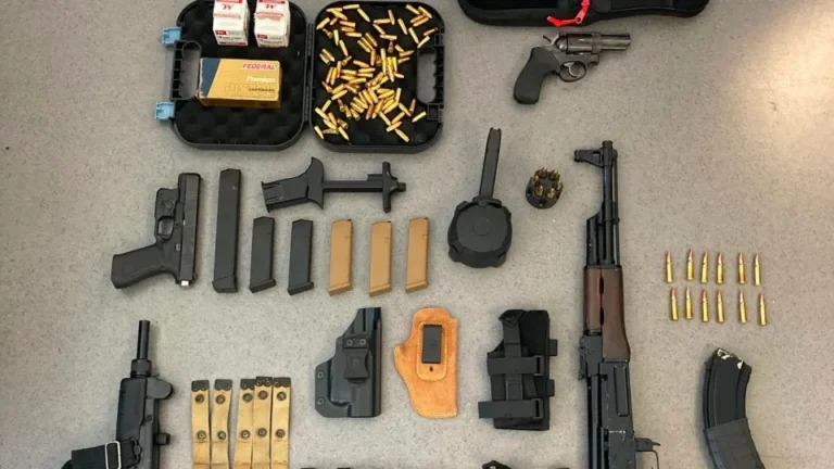 Prédio evacuado no Estoril: Tinha granada ativa, metralhadora e AK-47